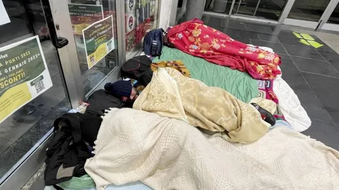 Alcuni dei senzatetto che passano la notte alla stazione di Pavia (Torres)