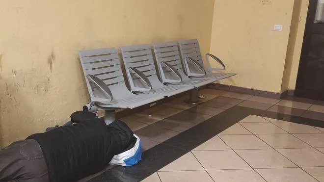 Il senzatetto che si è addormentato giovedì sera nella sala d’attesa della stazione