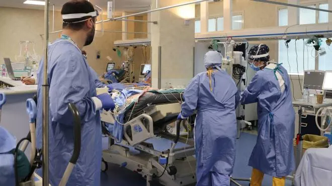 Il reparto Covid nella Terapia intensiva al Poliambulanza di Brescia In provincia i positivi sono al 41%