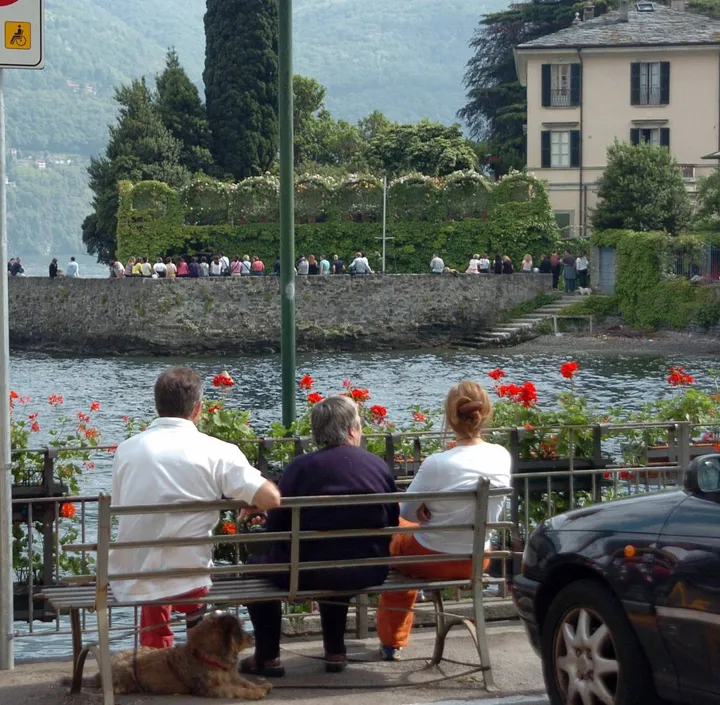 Turisti fermi davanti a Villa Oleandra a Laglio