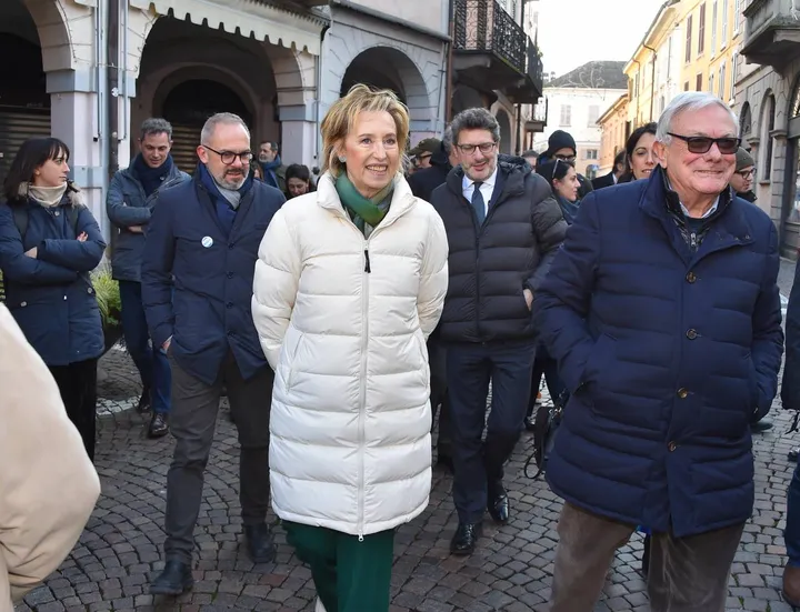 Letizia Moratti passeggia per il centro di Abbiategrasso con l’assessore Albetti