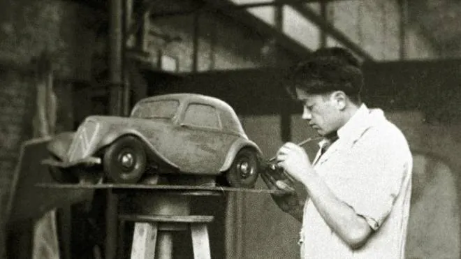 Il giovane Flaminio  Bertoni alla Citroen impegnato con un modellino. Bertoni nasce nel 1903 a Masnago. -