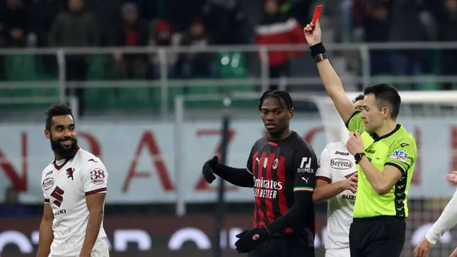 The referee Antonio Rapuano shows the red card to Torino�s Koffi Djidji during the Italy Cup round of 16 soccer match between AC Milan and Torino  at Giuseppe Meazza stadium in Milan, 11 January 2023.
ANSA / MATTEO BAZZI