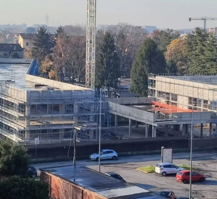 Il cantiere infinito della scuola Anna Frank in via Torino a Limbiate