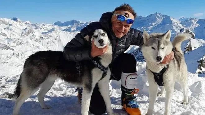 Mihail Murguel Buga con i suoi due cani husky Timun e Garry