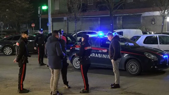 Carabinieri intervenuti dopo la grave rissa in piazza Alfieri a San Giuliano Milanese