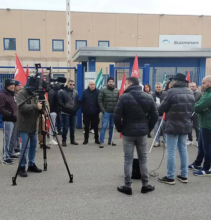 Mobilitazione dei 92 lavoratori davanti ai cancelli della Souminen che ha annunciato la chiusura del sito