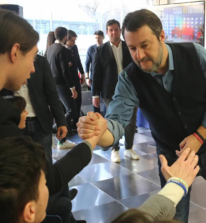 Matteo Salvini tra i giovani della Lega durante l’adunata che ha aperto la campagna regionale
