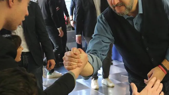 Matteo Salvini tra i giovani della Lega durante l’adunata che ha aperto la campagna regionale