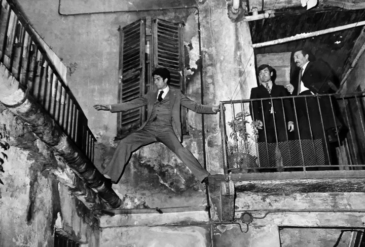 In alto la via Italia oggi e a fianco l’avvocato Raffaele Della Valle, classe 1939; sotto lo scatto del celebre salto