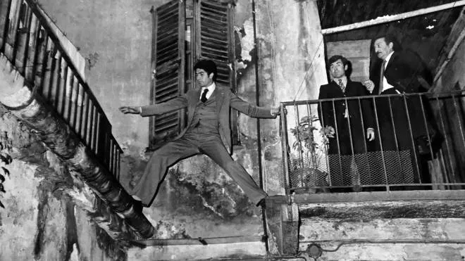 In alto la via Italia oggi e a fianco l’avvocato Raffaele Della Valle, classe 1939; sotto lo scatto del celebre salto