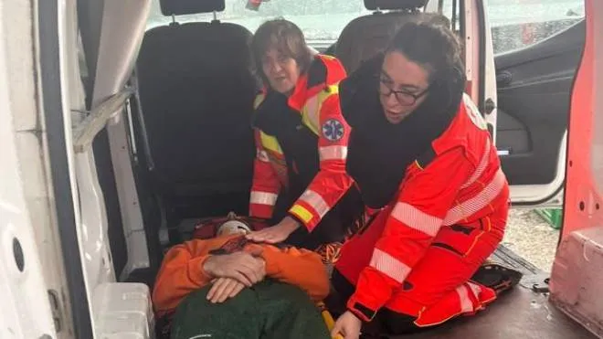 Il 23enne ferito dopo essere precipitato col parapendio viene caricato in ambulanza per essere trasportato al San Martino di Genova Essendo un esperto nonostante la giovane età sarebbe stato comunque abile a cadere in modo da limitare i danni