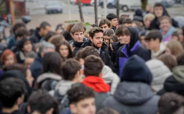 Il sindaco Alberto Rossi in mezzo agli studenti scesi in strada per protesta
