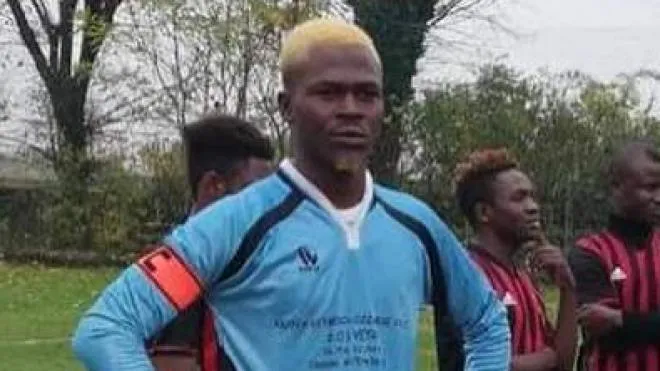 In alto Issaka Coulibaly quando giocava nel ruolo di portiere nella squadra dei rifugiati del St.Ambreus Fu lui a portare i compagni alla finale A sinistra la tifoseria sugli spalti durante una partita
