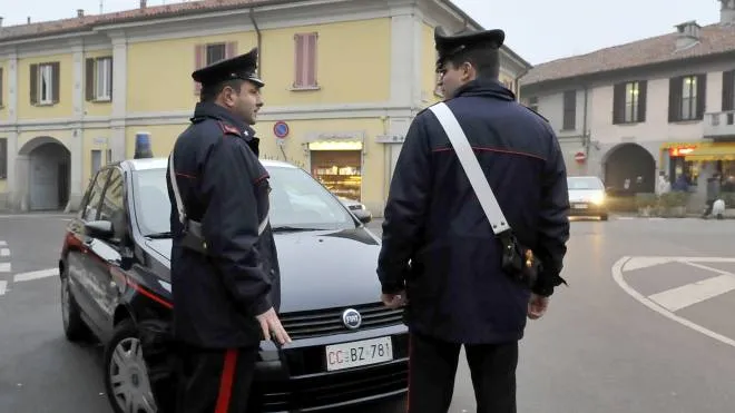 I carabinieri sono sulle tracce del giovane che ha usato violenza a una donna