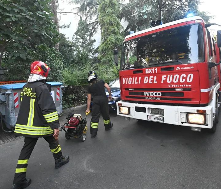 Vigili del fuoco con carabinieri e personale medico sono accorsi in via Lomellina vicino al Bingo e non lontano dal centro commerciale