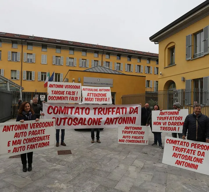 La protesta davanti alla Procura dei truffati dall’Autosalone Antonini di Varedo