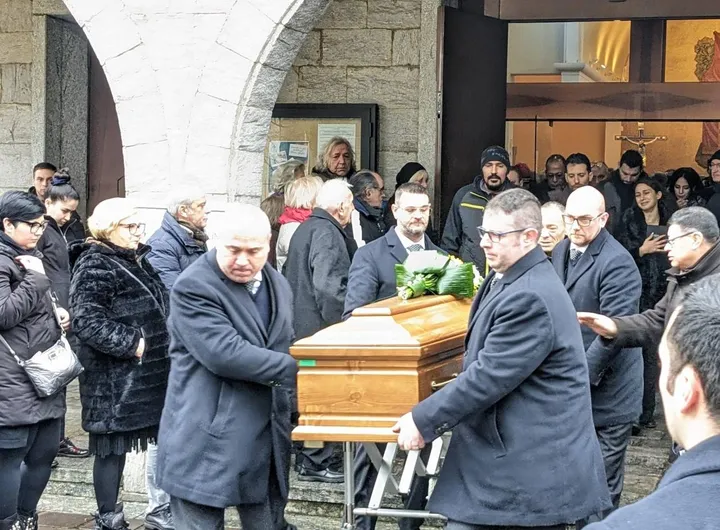 I funerali di Paola Greselin. 62 anni morta nell’incidente stradale avvenuto lunedì mattina tra Saronno e Rovello