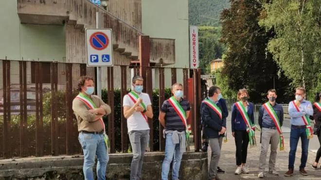 Un momento della manifestazione di protesta del 21 agosto 2021 alla quale presero parte una ventina di sindaci per salvare l’ospedale di San Giovanni Bianco