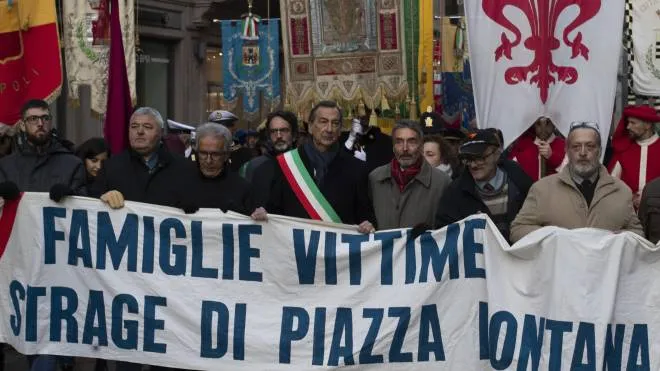 A sinistra commemorazione delle vittime di Piazza Fontana; sotto la manifestazione in piazza della Loggia. Brescia