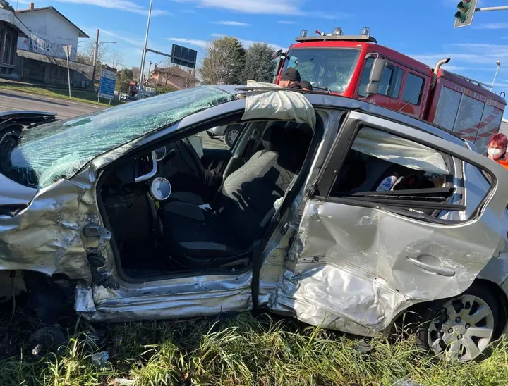 Grave incidente stradale. ieri mattina sulla provinciale 12 a Inveruno: una delle auto coinvolte nella carambola
