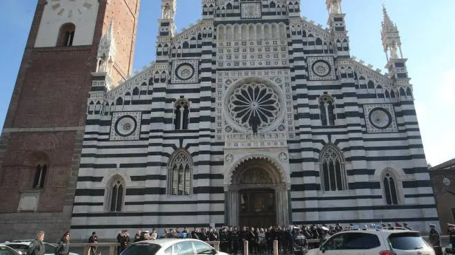 Dopo la messa, in piazza Duomo è avvenuta la benedizione di uomini e mezzi