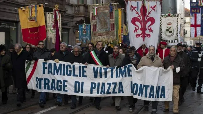 A sinistra commemorazione delle vittime di Piazza Fontana; sotto la manifestazione in piazza della Loggia. Brescia