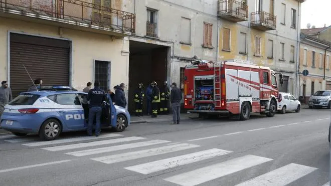 I soccorsi sono stati chiamati immediatamente e in corso Torino sono arrivati il personale medico del 118 un’ambulanza della Croce Azzurra gli agenti del commissariato e gli ispettori della Ats di Pavia (Sacchiero)