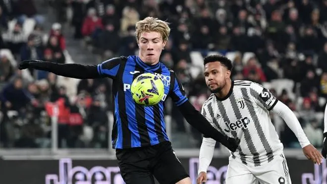 Atalanta's Danish forward Rasmus Hojlund (L) fights for the ball with Juventus' US midfielder Weston McKennie  during the Italian Serie A football match between Juventus and Atalanta at the Juventus Stadium in Turin, on January 22, 2023. (Photo by Isabella BONOTTO / AFP)