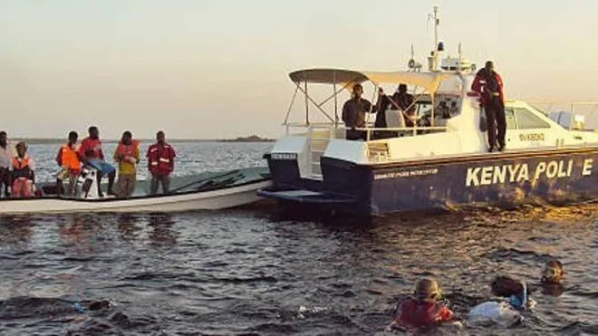 Le operazioni di salvataggio dopo che la barca si è rivoltata per un’onda anomala