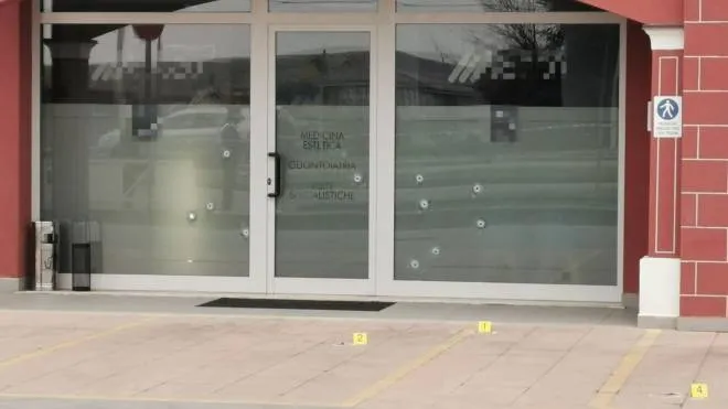 sparatoria contro la vetrina di un poliambulatorio a Chiari,Brescia 23 gennaio 2023. Ansa