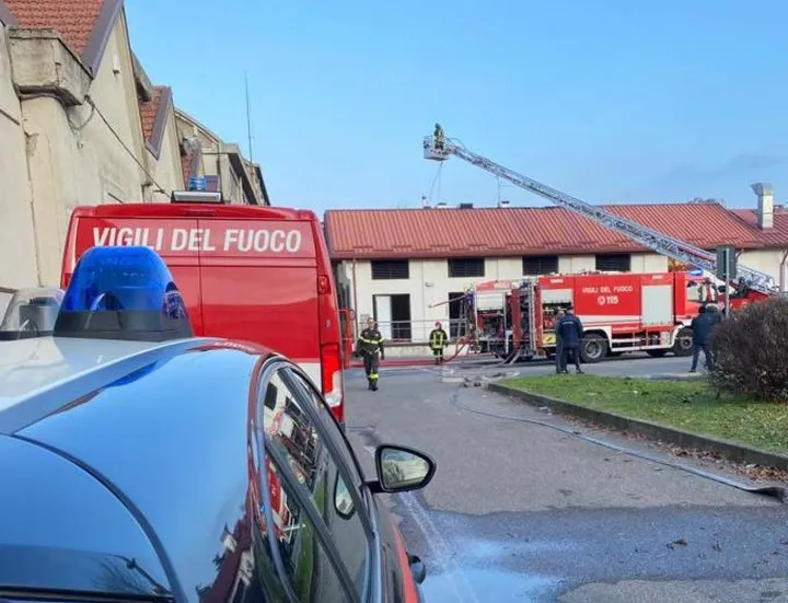 L’incendio è divampato nella scuola alle Fabbriche Formenti di via Vergani