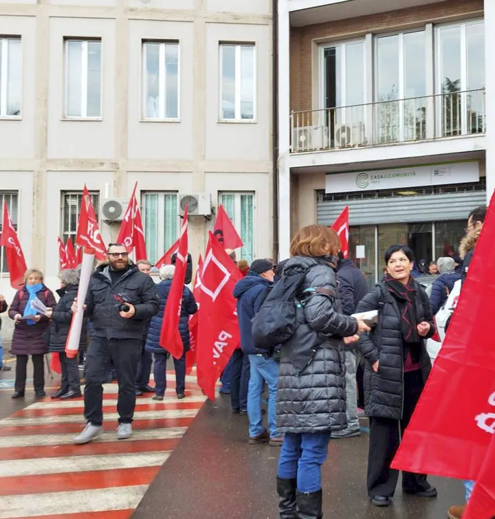 La manifestazione a Pavia davanti alla casa di comunità inaugurata in piazzale Golgi