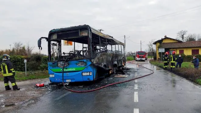 lardirago - pavia - autobus bruciato - autobus autoguidovie per lardirago brucia, autista fa scendere una ventina di studenti prima che le fiamme brucino completamente il veicolo - foto torres