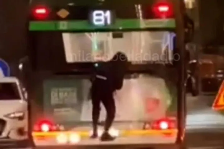 Fermo immagine del video del ragazzo appeso al bus 81 fra Sesto Marelli e Lambrate
