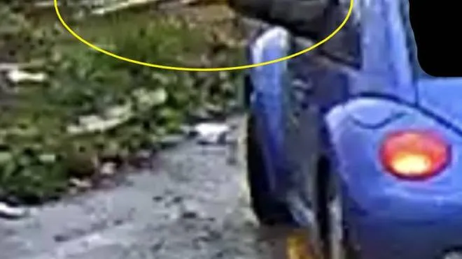 Un fermo immagine del video che immortala l’abbandono abusivo di rifiuti per strada