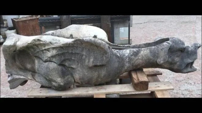 La “gargolla“ pesa 365 chili: era collocata sulla guglia numero 6 del Duomo di Milano
