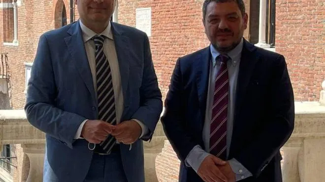Primo a destra il presidente Samuele Alghisi con il collega di Cremona