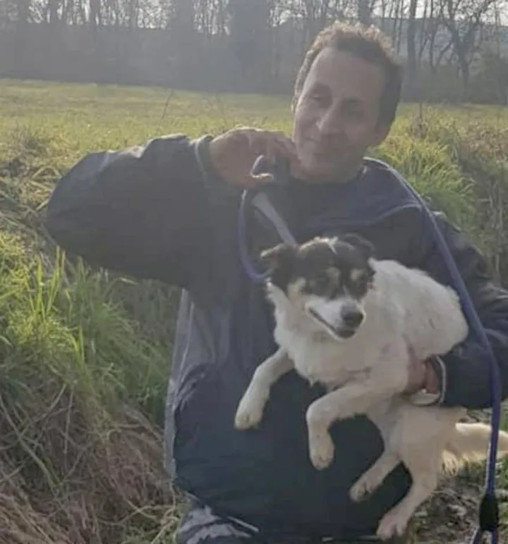 Il pet detective Said Beid con in braccio l’ultimo cagnolino recuperato in strada