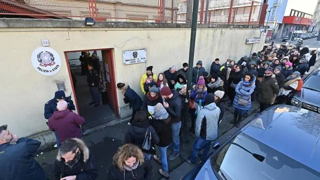 Lunga coda per richiedere il passaporto presso il commissariato Barriera Nizza di Torino, 28 gennaio 2023. ANSA/ALESSANDRO DI MARCO