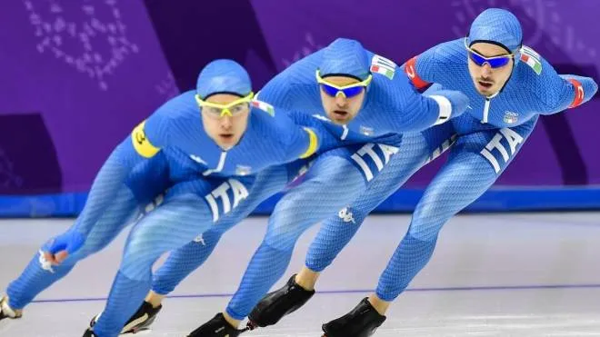 Una gara di pattinaggio di velocità con atleti azzurri olimpici sul ghiaccio: per i Giochi invernali del 2026 non è ancora certo quale sarà la struttura che ospiterà quelle gare dopo la rinuncia del Trentino