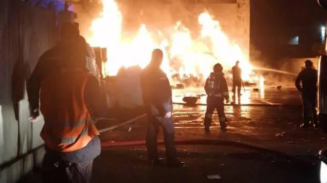 L’incendio scoppiato l’altra sera sul piazzale della Tregenplast di via Galilei