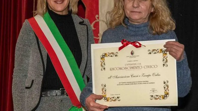 Il sindaco Mirella Cerini con Daniela Sironi, presidente di “Cuori e zampe“