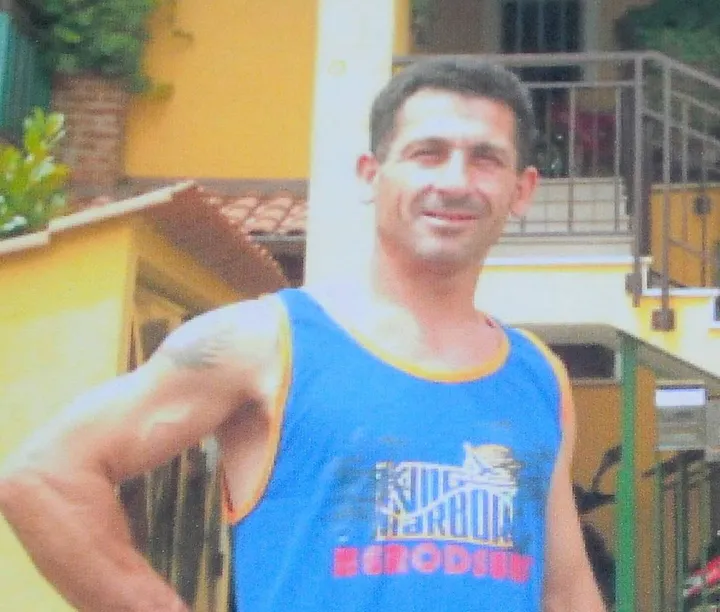 Vincenzo Sarullo nella notte tra il 15 e il 16 giugno 2009 annegò nel laghetto di cui era custode nel tentativo di sfuggire a una banda di rapinatori che lo avevano aggredito a colpi di trave e bastone chiodato