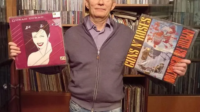 Giovanni Fumagalli ha iniziato a collezionare dischi quasi mezzo secolo fa: oggi ha oltre cinquemila vinili e quattromila cd
