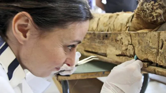 Le esperte del Mummy Project investigano provenienza e vicende dei resti