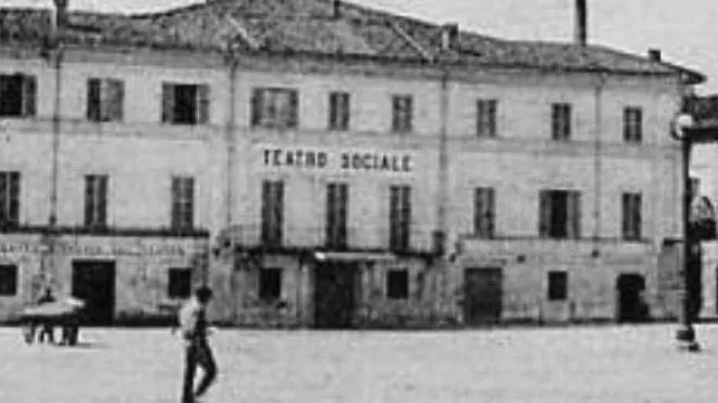 Il Teatro Sociale fu costruito alla fine del ’700 sul lato sud della vecchia piazza Mercato oggi diventata Trento e Trieste Nel 1932 l’edificio fu scelto per ospitare la Casa del Fascio Attualmente è occupato degli uffici dell’Agenzia delle Entrate