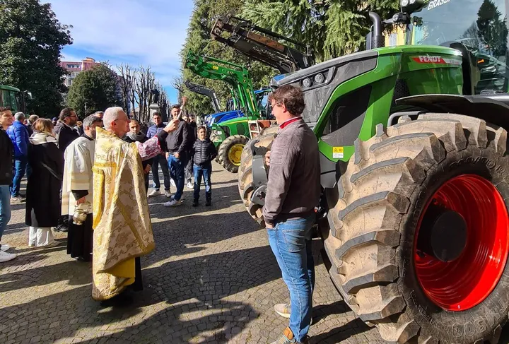 Padre Gianfranco Barbieri: «Senza gli agricoltori non potremmo sederci a tavola». Poi la benedizione ai mezzi e agli agricoltori di padre Patrizio Garascia