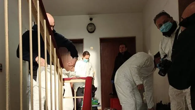 I carabinieri del Ris di Parma nell'appartamento 