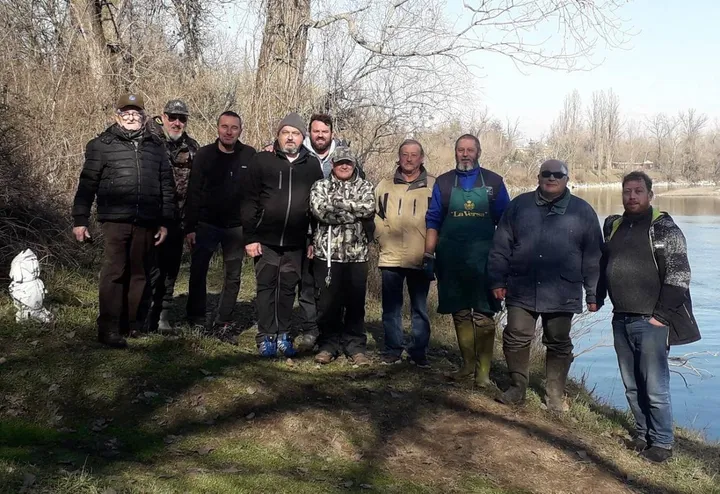 Il gruppo dei pescatori che ha preso parte all’iniziativa alla mortina del Faro al Belgiardino